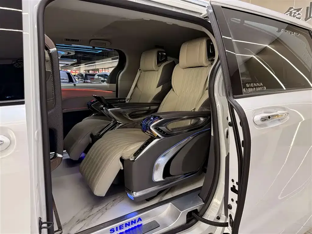 Toyota Sienna — фото 10
