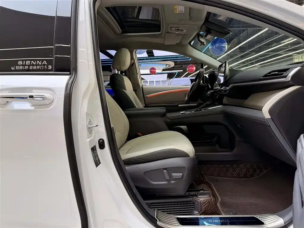 Toyota Sienna — фото 4
