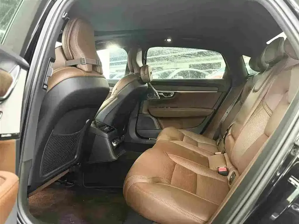 Volvo S90 PHEV 2024 из CN, фото 2