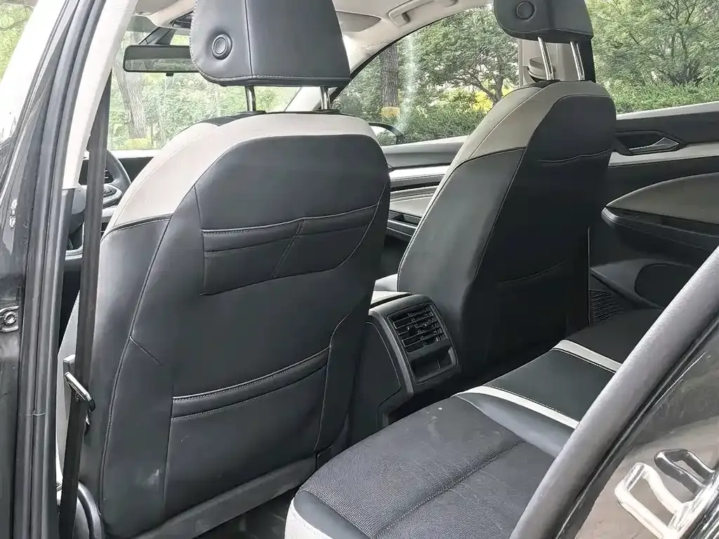 Volkswagen Golf 2023 из CN, фото 3