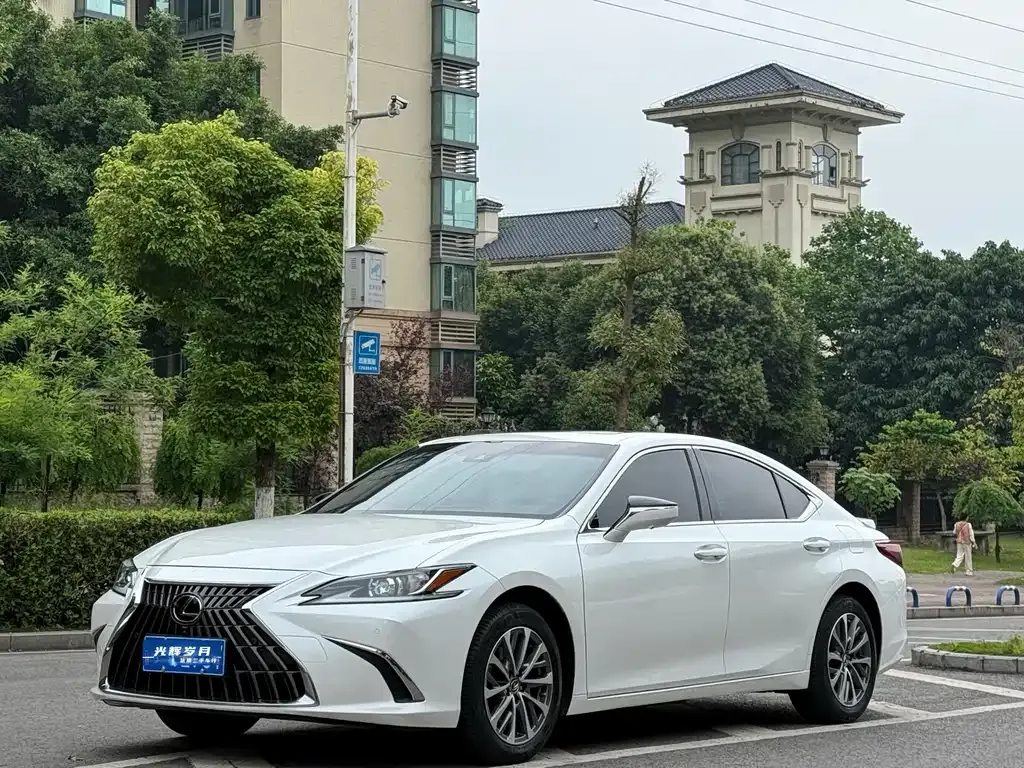 Lexus ES — фото 1