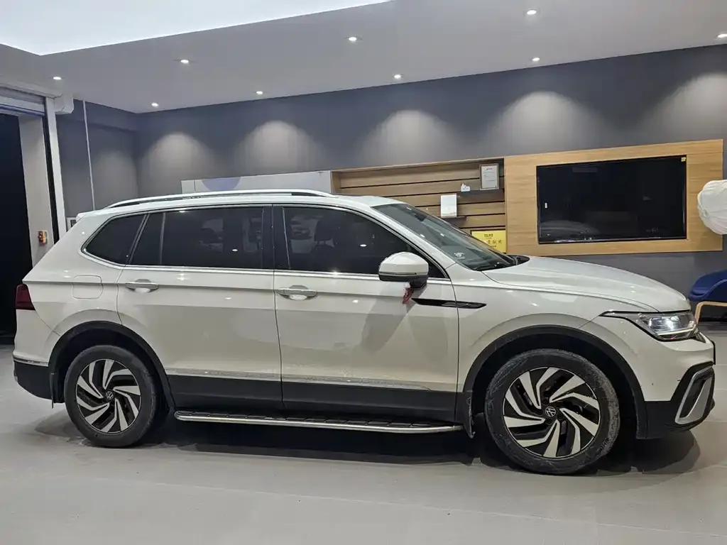 Volkswagen Tiguan L — фото 10