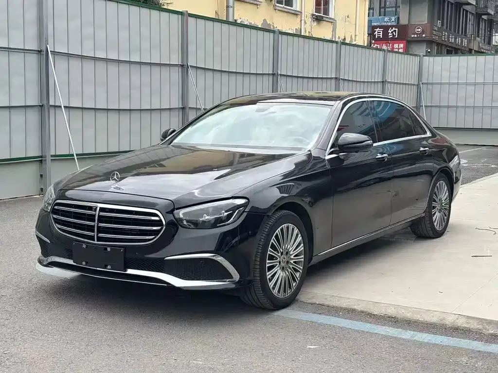 Mercedes-Benz E-Class — фото 1