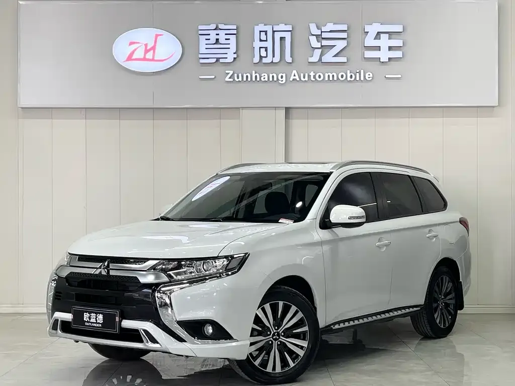 Mitsubishi Outlander — фото 1