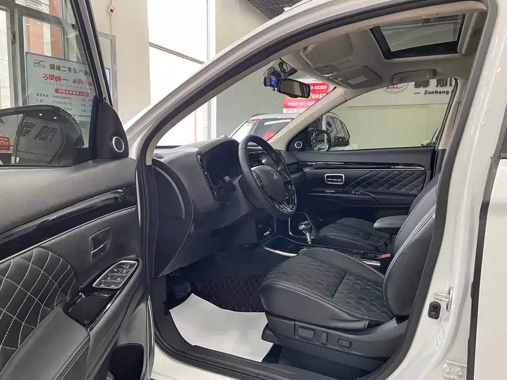 Mitsubishi Outlander — фото 2