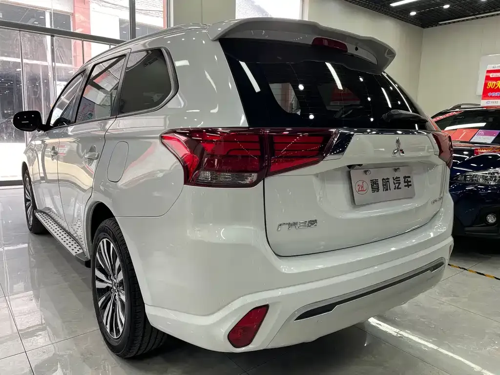 Mitsubishi Outlander — фото 9
