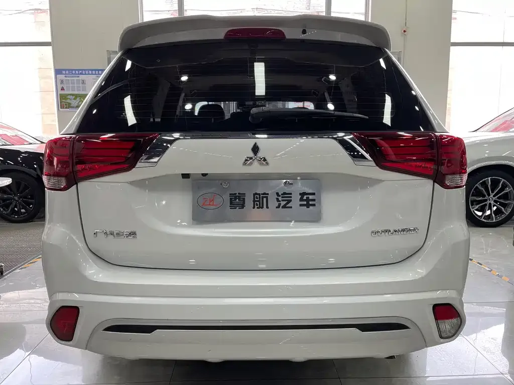 Mitsubishi Outlander — фото 7