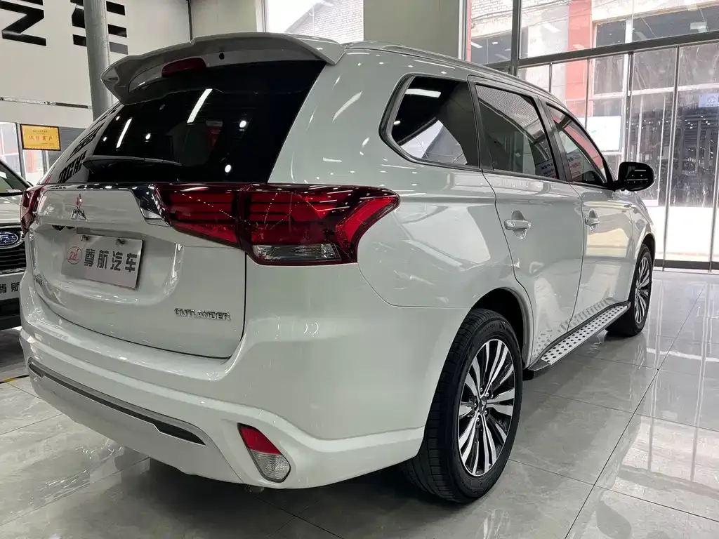 Mitsubishi Outlander — фото 6