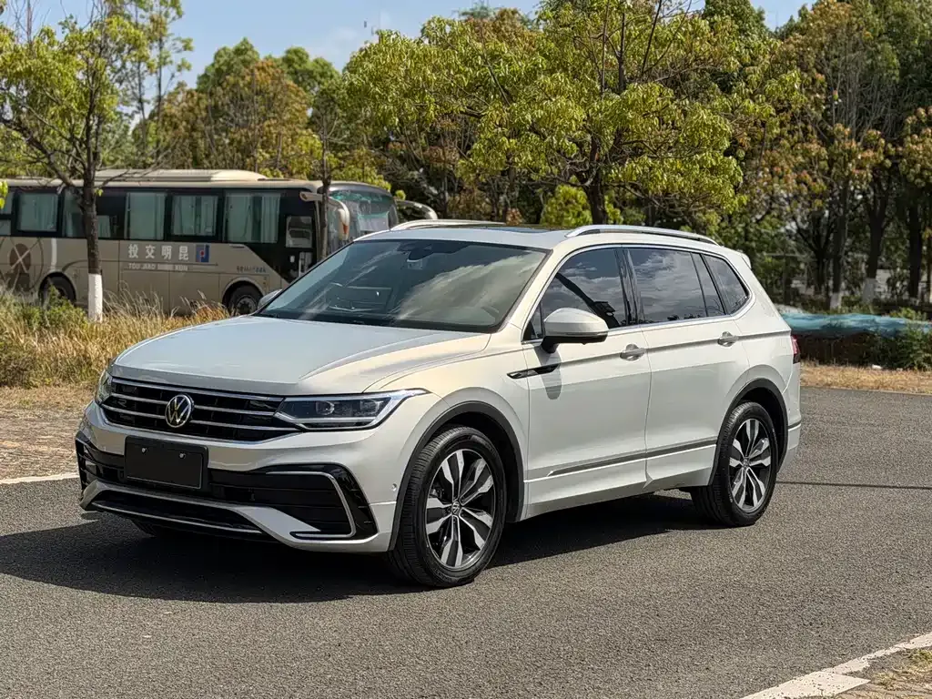 Volkswagen Tiguan L — фото 1
