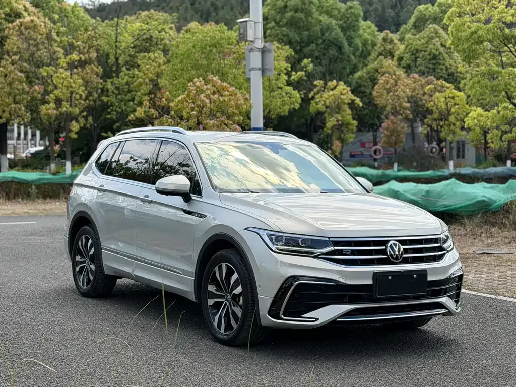Volkswagen Tiguan L — фото 10