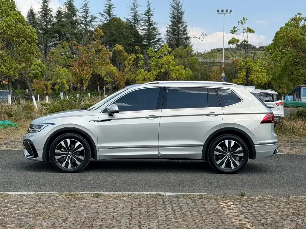 Volkswagen Tiguan L — фото 6