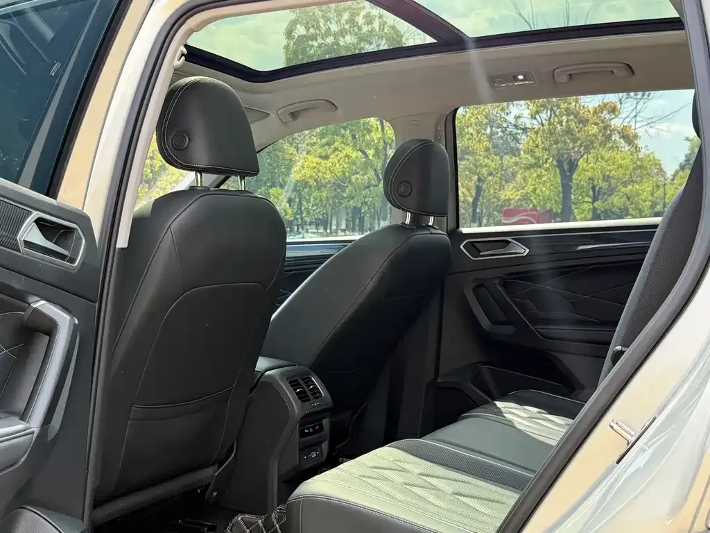 Volkswagen Tiguan L — фото 9
