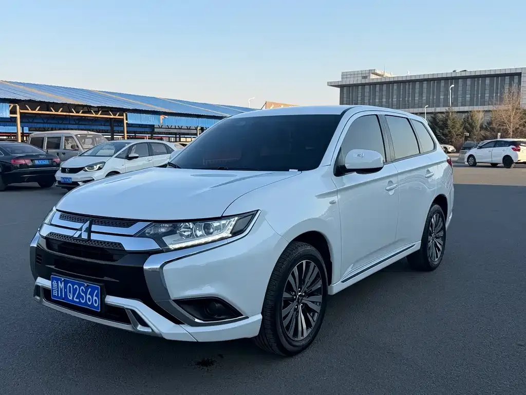 Mitsubishi Outlander — фото 1