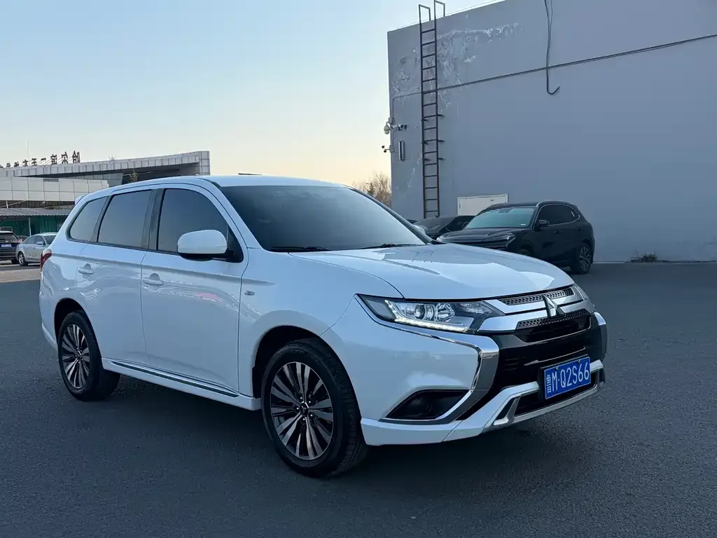 Mitsubishi Outlander — фото 4