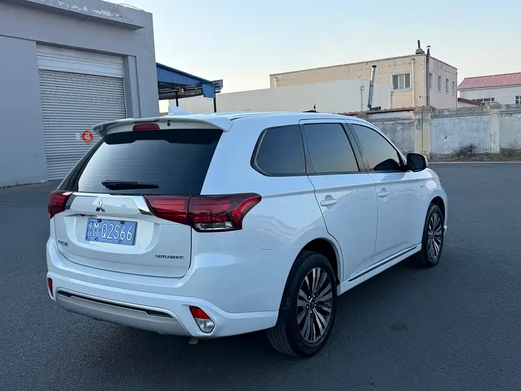 Mitsubishi Outlander — фото 8