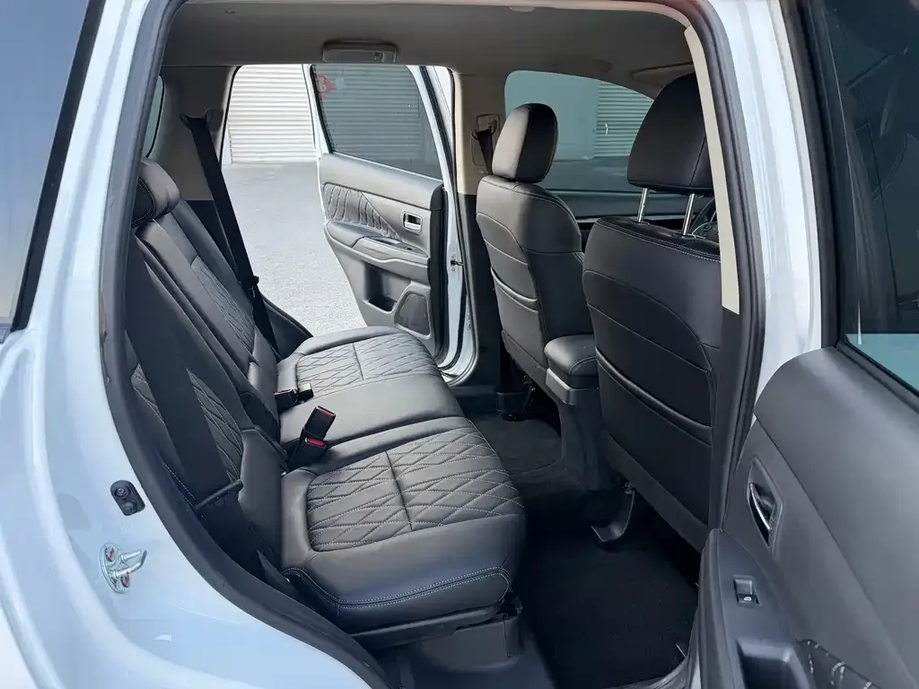 Mitsubishi Outlander — фото 7