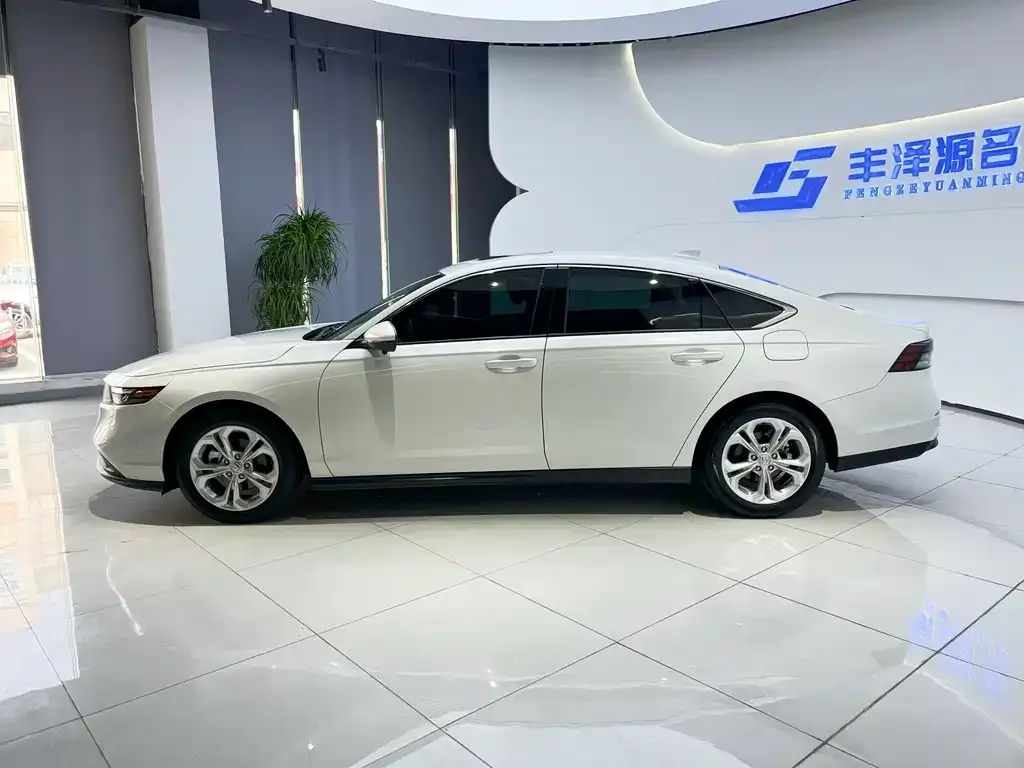 Honda Accord — фото 10