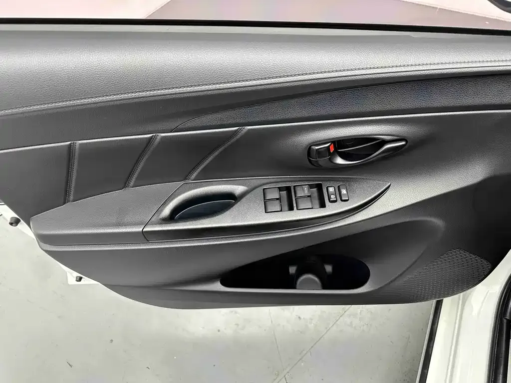 Toyota Yaris L — фото 8