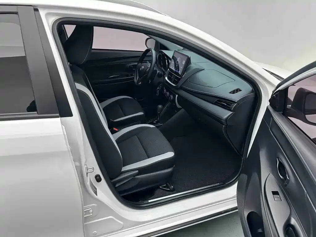 Toyota Yaris L — фото 7