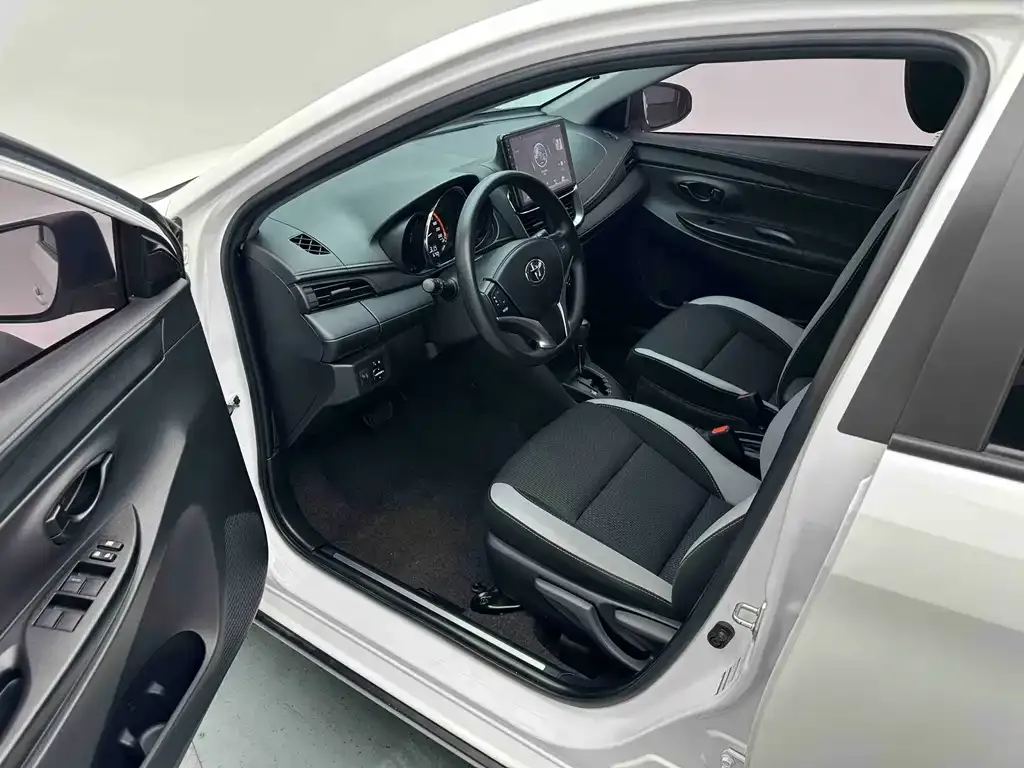 Toyota Yaris L — фото 9