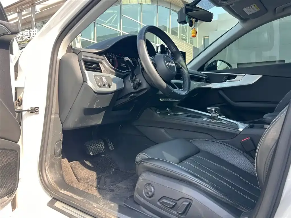 Audi A4L 2023 из CN, фото 4