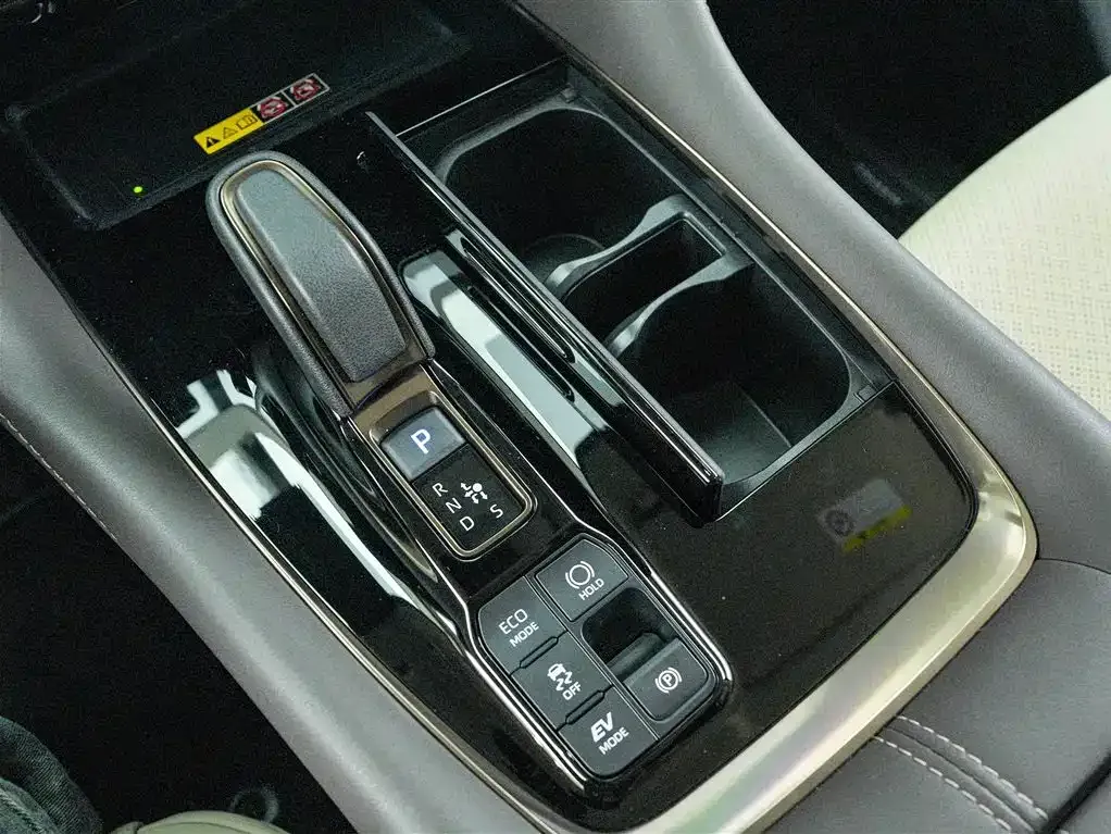 Toyota Alphard — фото 9