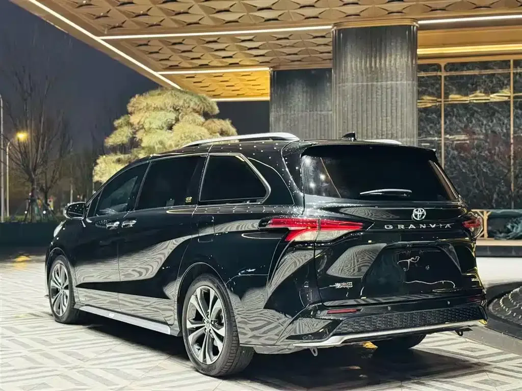 Toyota Granvia 2023 из CN, фото 10