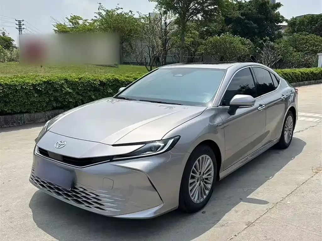 Toyota Camry — фото 1