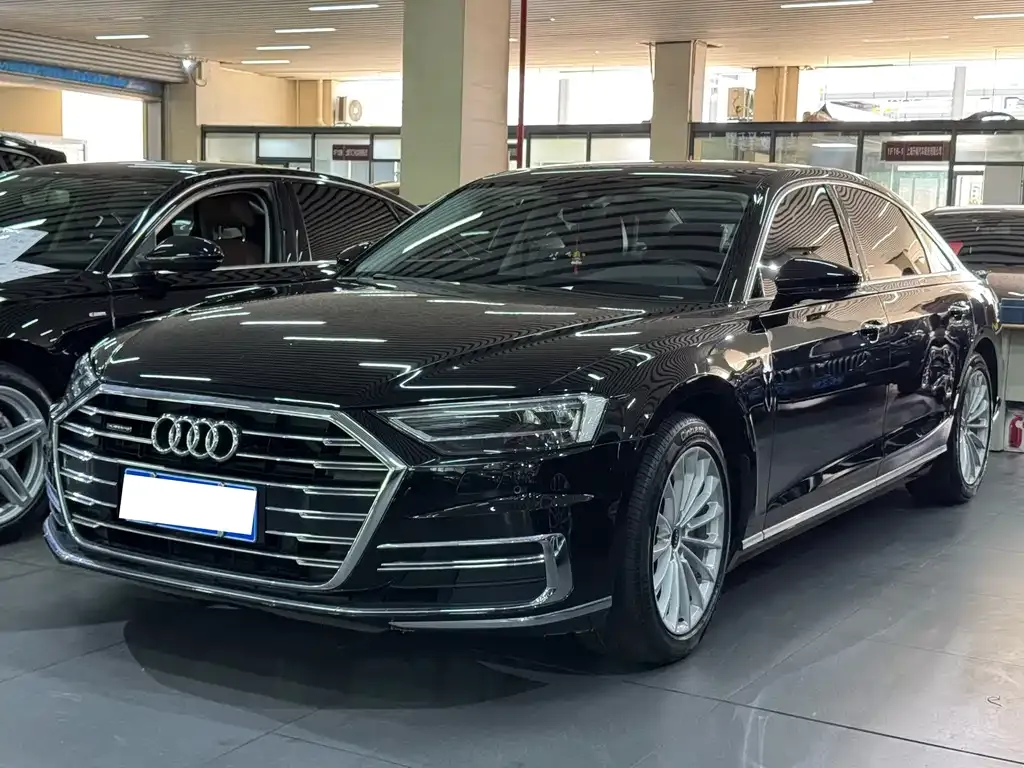 Audi A8 — фото 1