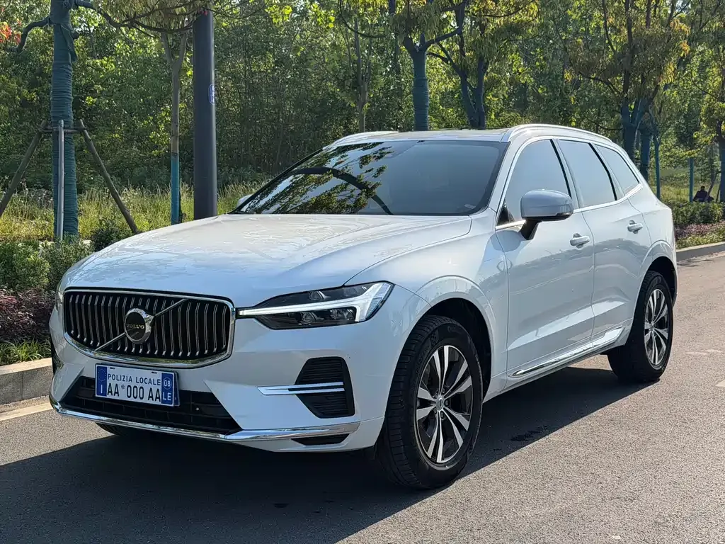 Volvo XC60 — фото 1
