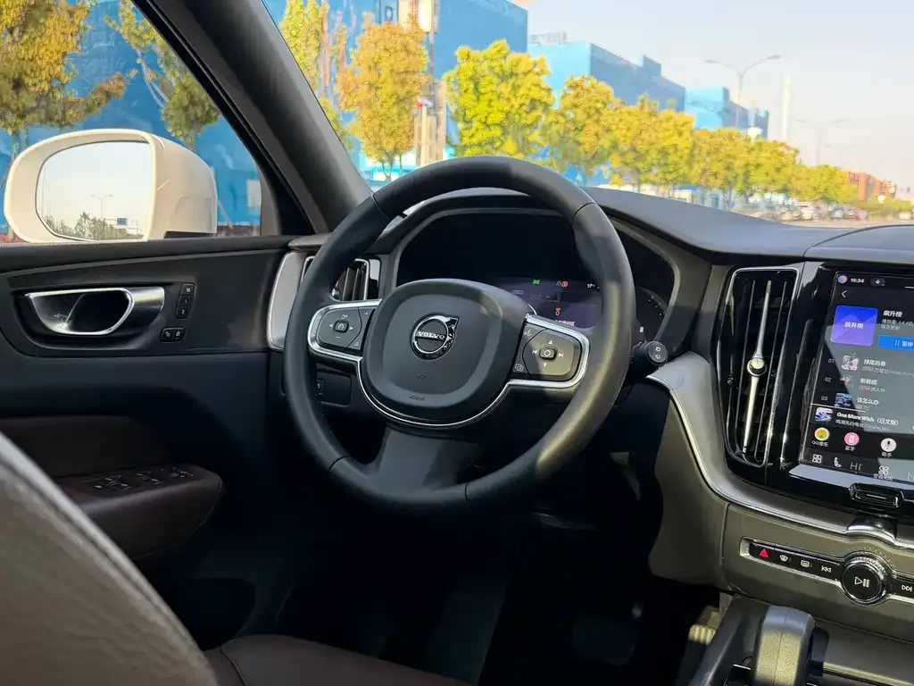 Volvo XC60 — фото 9