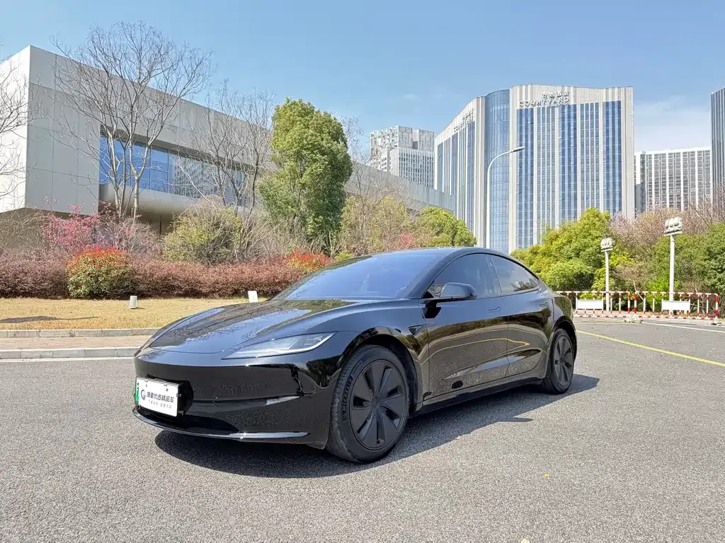 Tesla Model 3 — фото 1