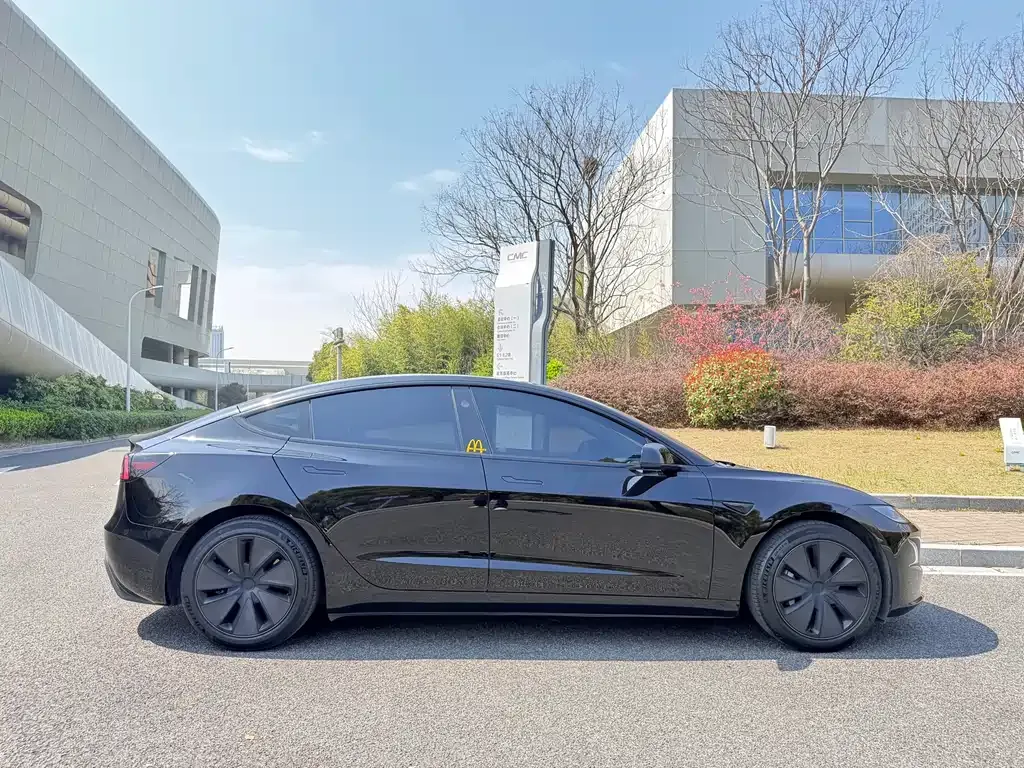 Tesla Model 3 — фото 3