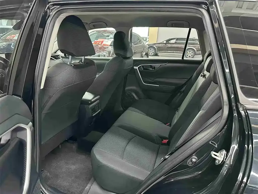 Toyota RAV4 — фото 2