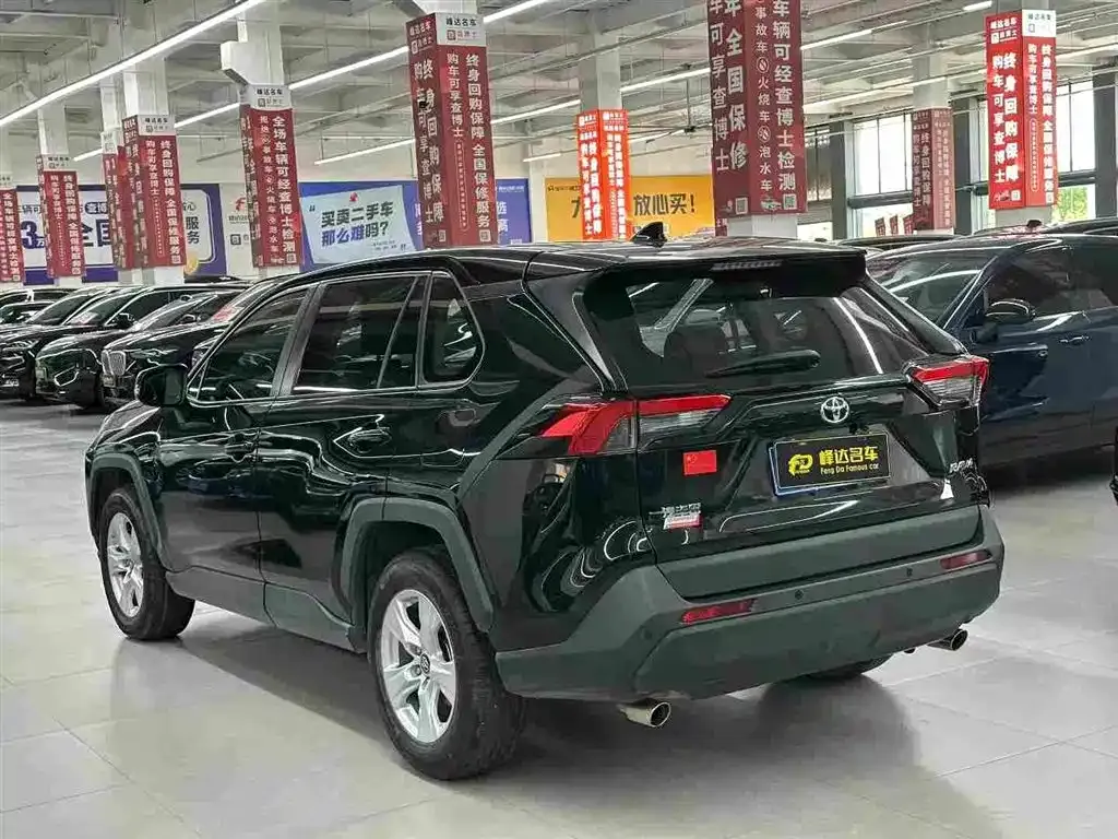 Toyota RAV4 — фото 8