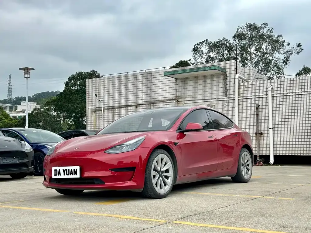 Tesla Model 3 — фото 1