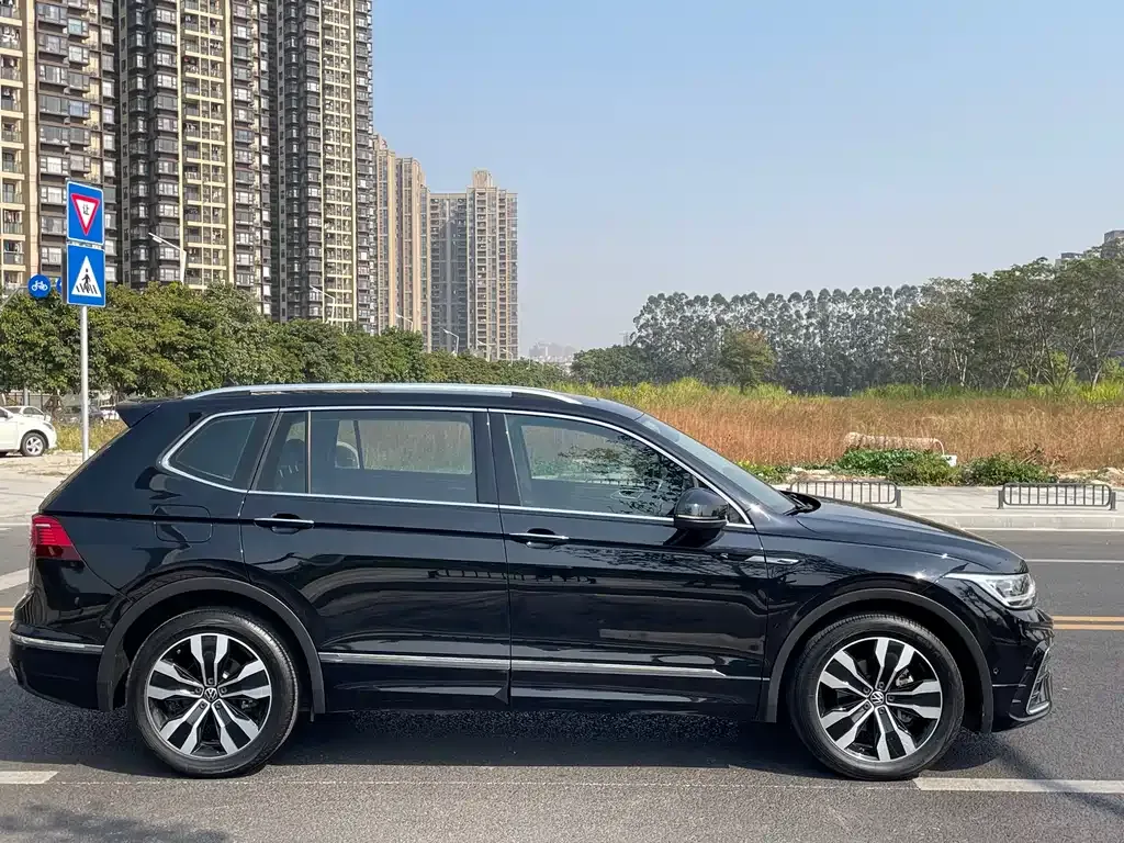 Volkswagen Tiguan L — фото 8