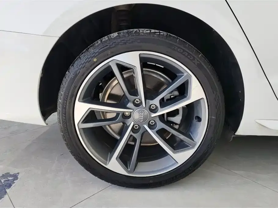 Audi A4L 2021 из CN, фото 10