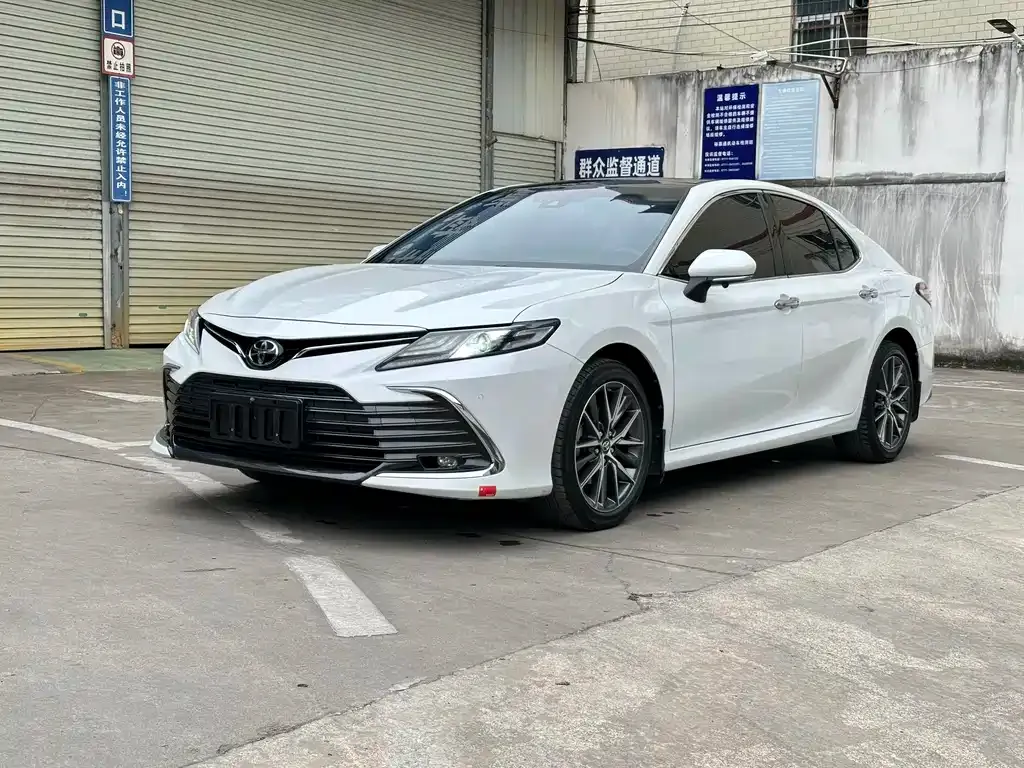Toyota Camry — фото 1
