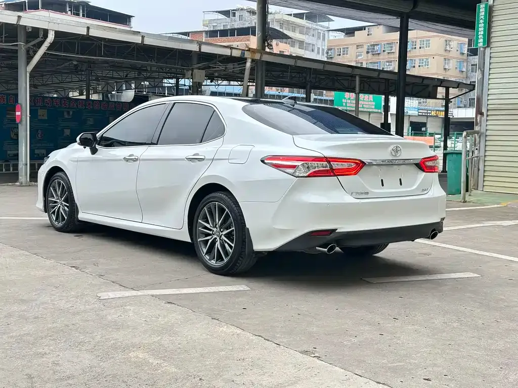 Toyota Camry — фото 6