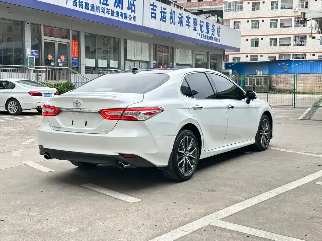 Toyota Camry — фото 7