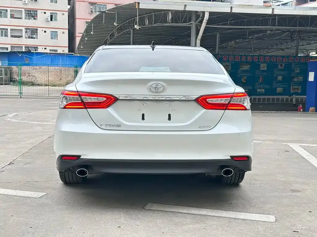 Toyota Camry — фото 10