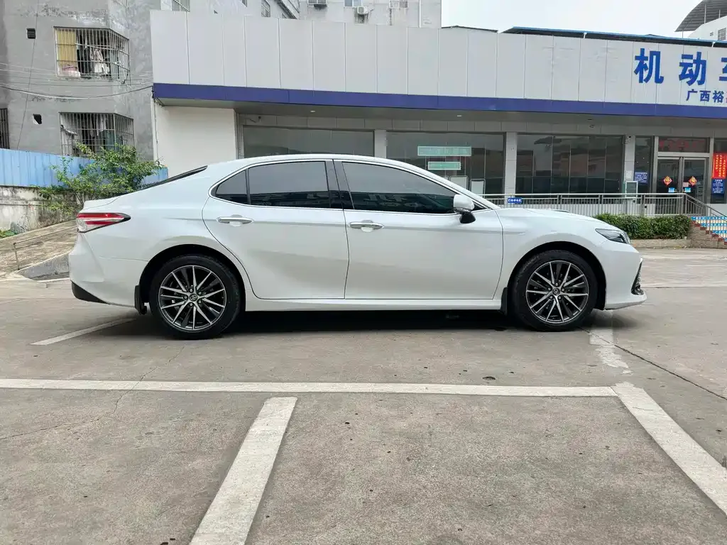 Toyota Camry — фото 2
