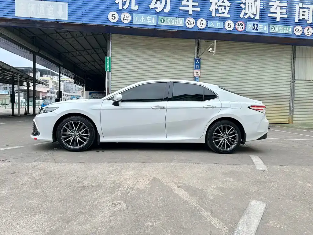 Toyota Camry — фото 9