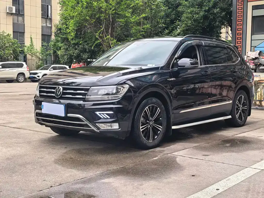Volkswagen Tiguan L — фото 1