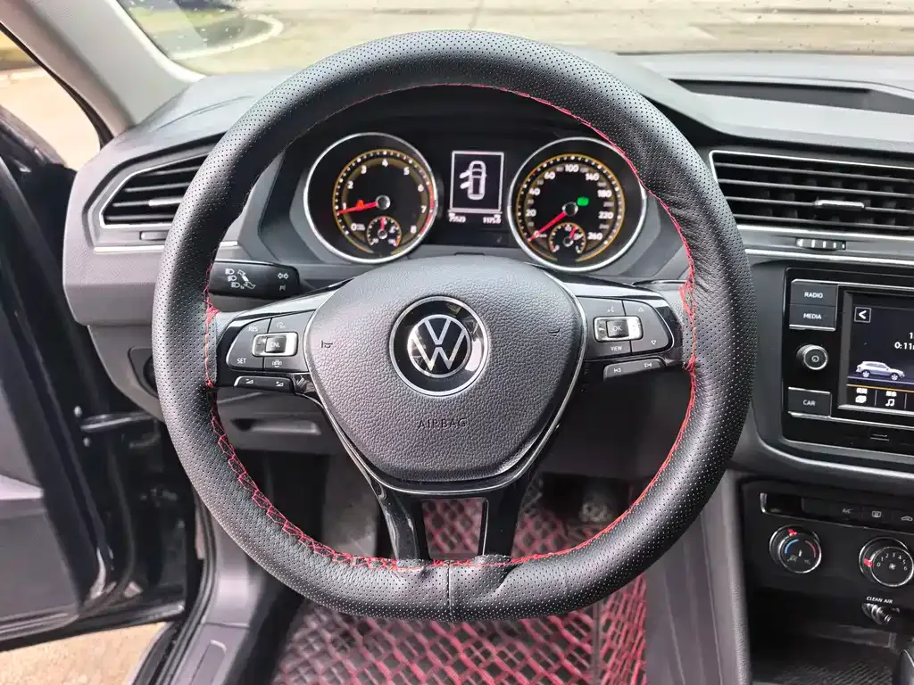 Volkswagen Tiguan L — фото 9