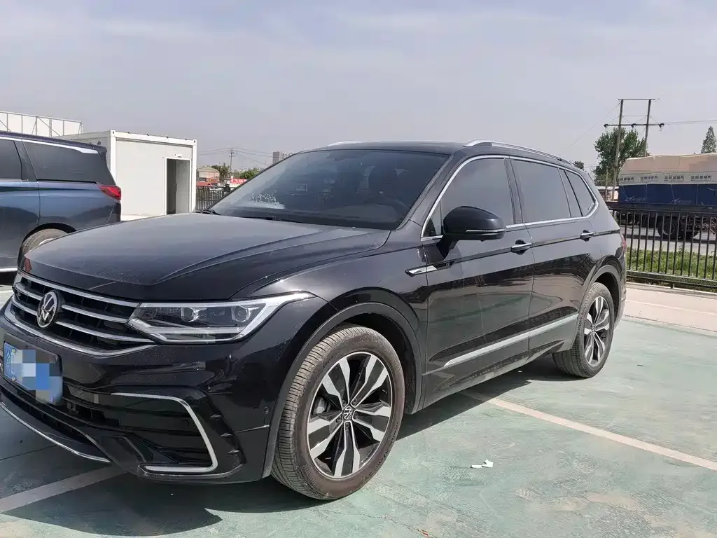 Volkswagen Tiguan L — фото 1