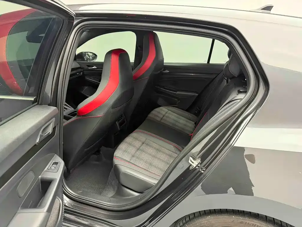 Volkswagen Golf GTI — фото 10