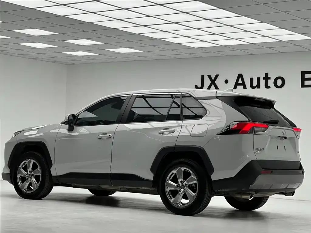 Toyota RAV4 — фото 9