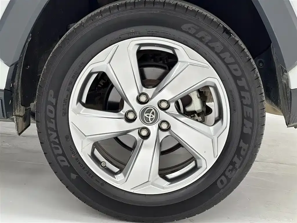 Toyota RAV4 — фото 10